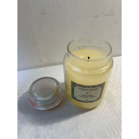 Yankee Candle Encore Collection Candle Lily 22 oz. like new. - Picture 3 of 7